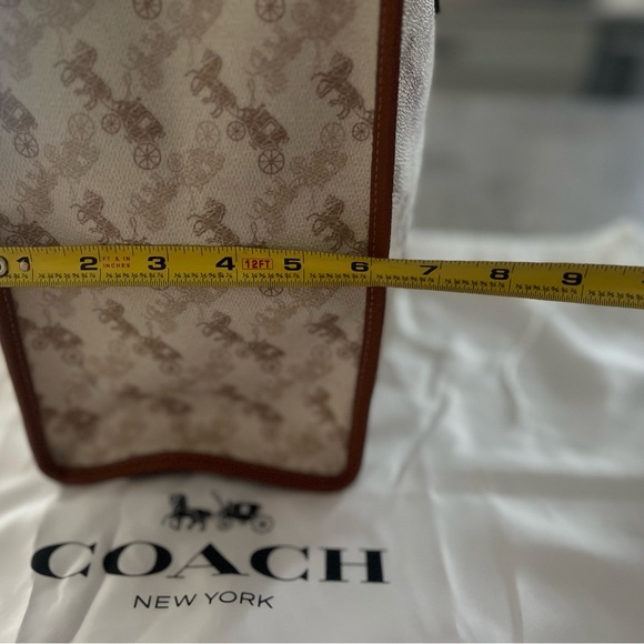 Beautiful Coach bag. - Picture 6 of 14